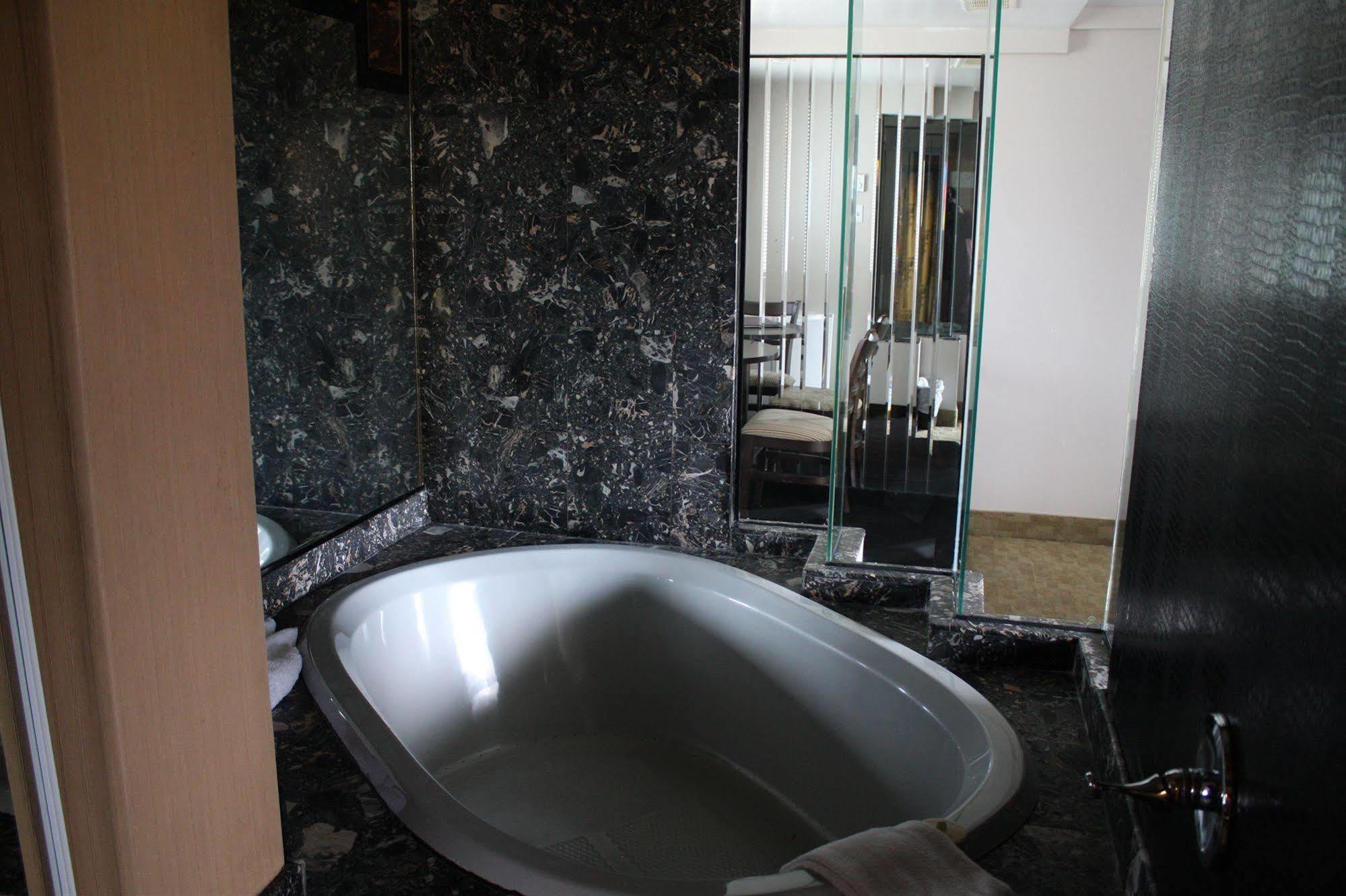 Grand Motel Saint-Hubert ลองกัยล์ ภายนอก รูปภาพ